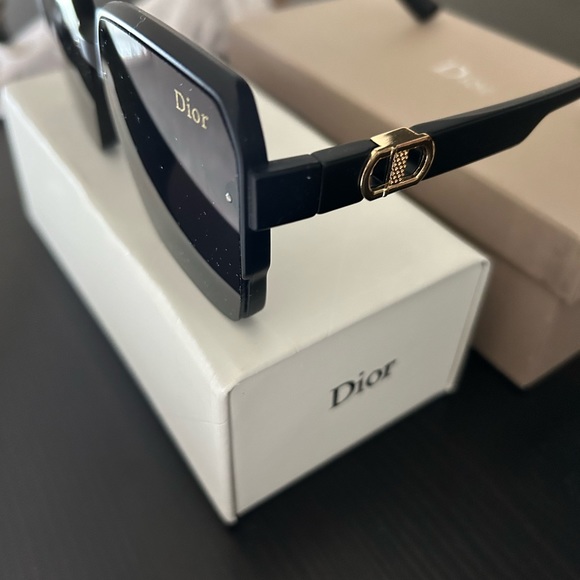 Sunnies - Picture 2 of 5